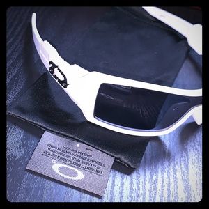 Oakley Oil Rig Sunglasses • Never Worn • Designer